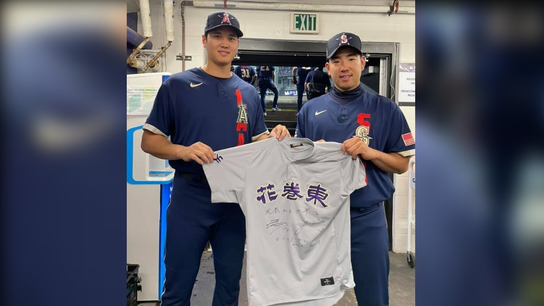 大谷翔平明星賽自曝小緊張　拿高中球衣與菊池雄星合影