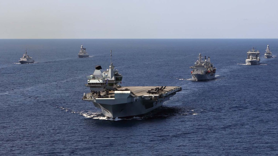 伊麗莎白女王號及隨艦船隊。(圖/翻攝自英國皇家海軍官網)