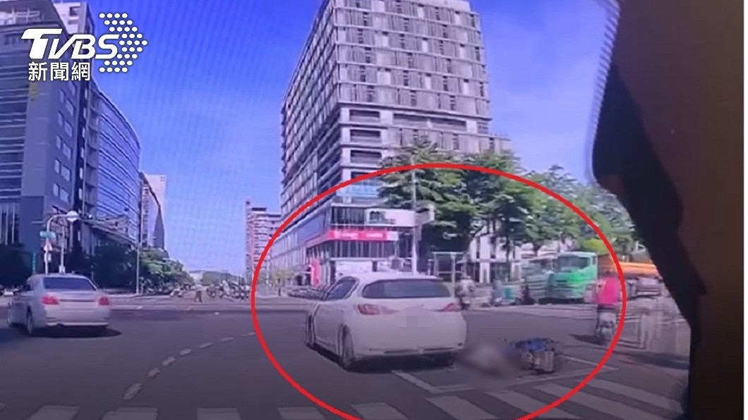 前總統府發言人丁允恭酒駕肇事行車紀錄器曝光。（圖／TVBS）