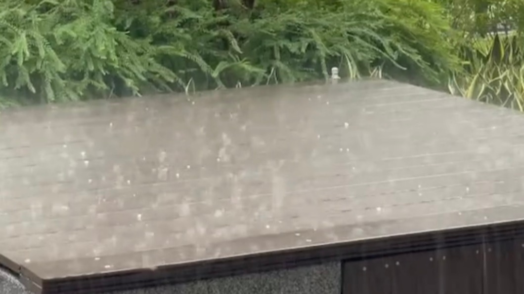 冰雹大小如同彈珠般。（圖／翻攝自潘孟安臉書）
