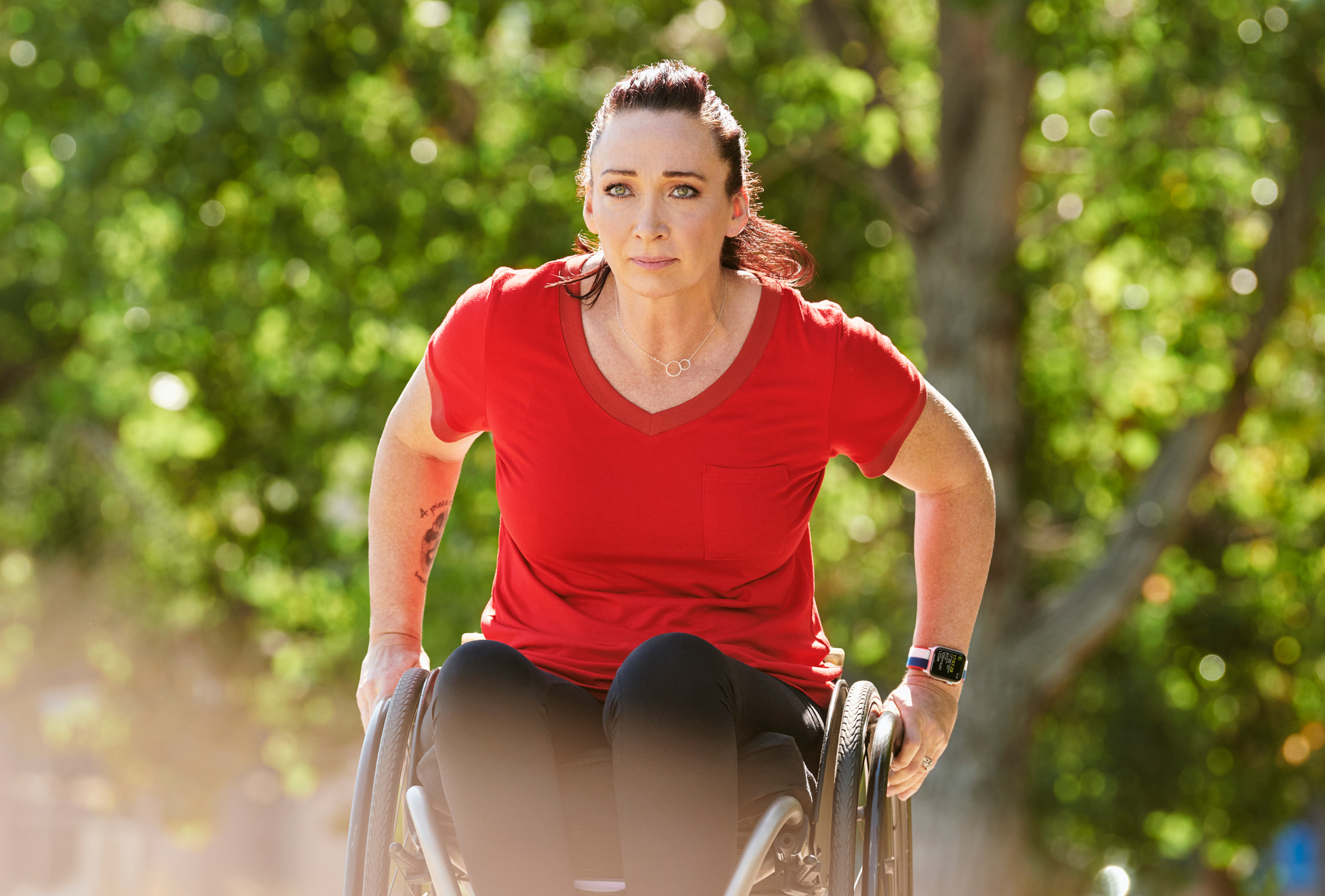 前奧運游泳選手埃米·范戴肯(Amy Van Dyken)擔任代言人。(圖/翻攝自Apple Watch官網)