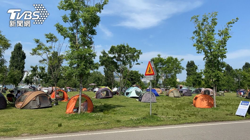 圖為疫情升溫前週末的漢江公園,擠滿許多帶著帳篷外出活動的民眾。(圖/中央社)