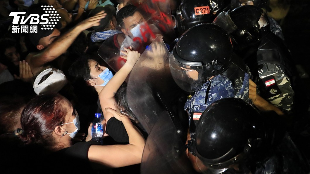 圖/達志影像美聯社,混亂中,軍警爆發激烈肢體衝突。