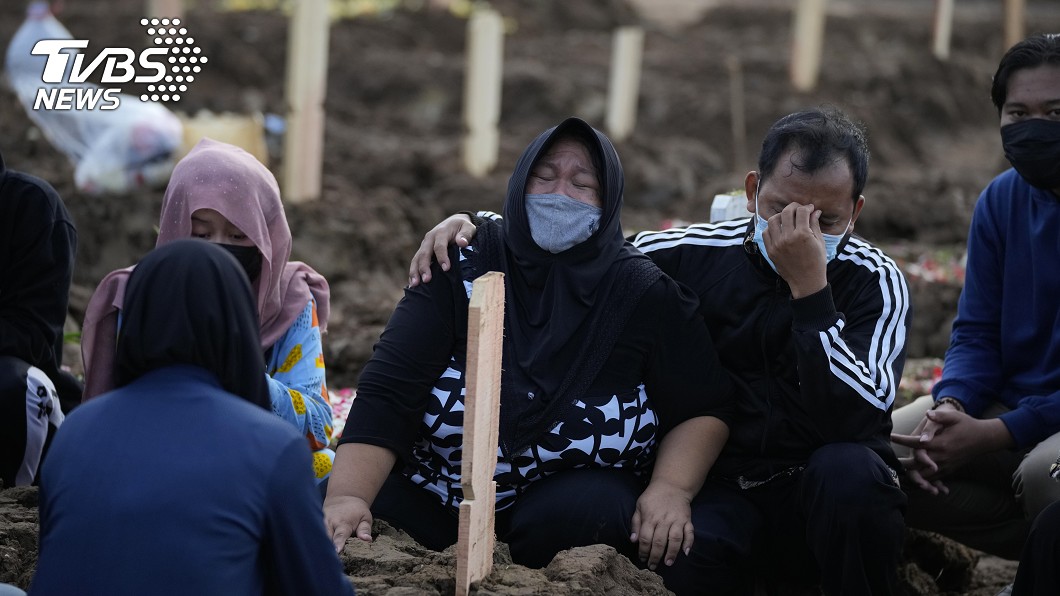 圖/達志影像美聯社,印尼單日病歿超過1700人,墓地下葬數爆滿,家屬慟「比戰爭還慘」。