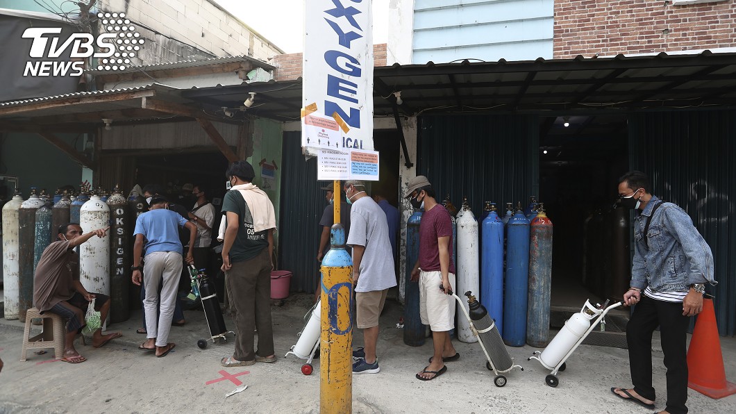 圖／達志影像美聯社，氧氣供不應求，補充站只能提供民眾預約，三天後再來購買。