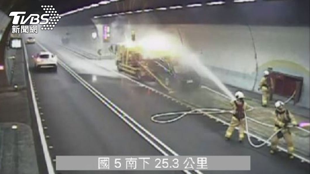 快訊／雪隧火燒車　拖吊故障車輛起火、警消搶救