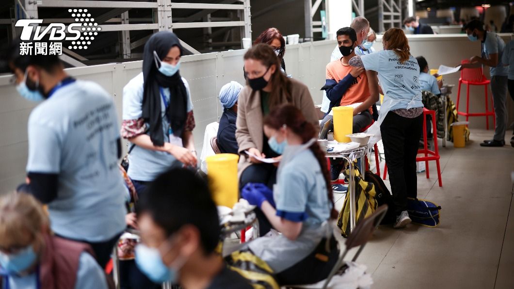 英國3分之2成人完整接種疫苗 寫下防疫里程碑