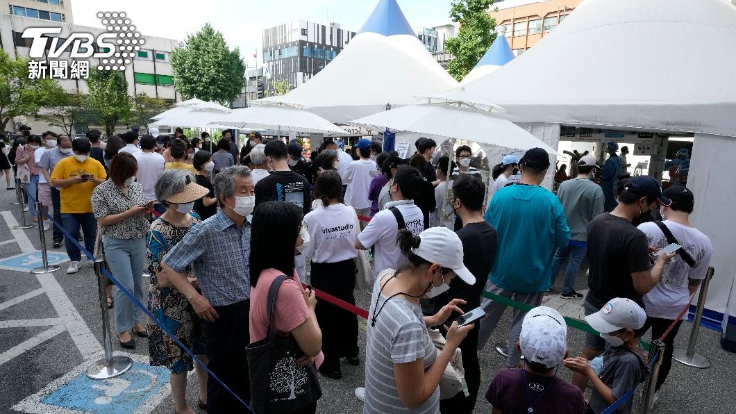 大量民眾在篩檢站外等待採檢。(圖/達志影像美聯社)
