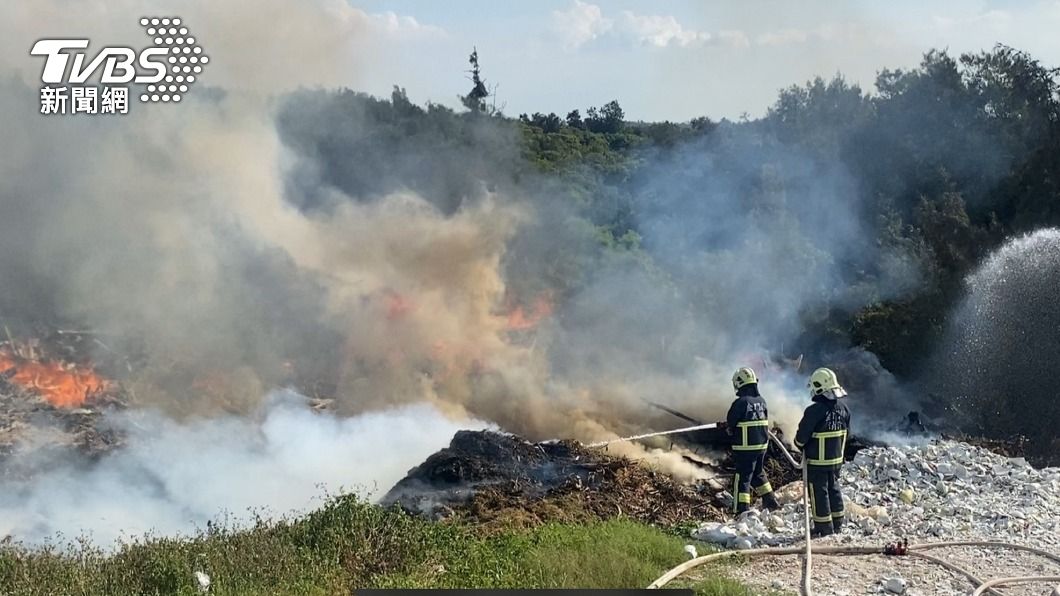 金門垃圾掩埋場大火 雜草、風倒木燃燒猛烈