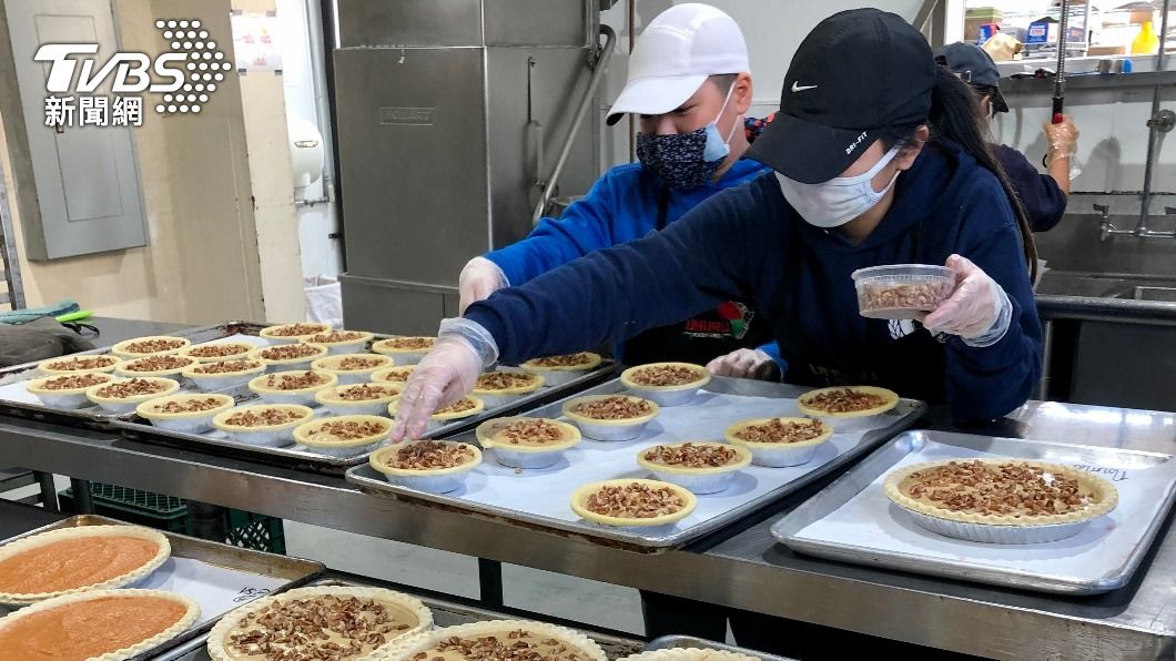陳孝儀在一處中央廚房製作愛心派義賣,為非裔社區重建籌款。(圖/中央社)