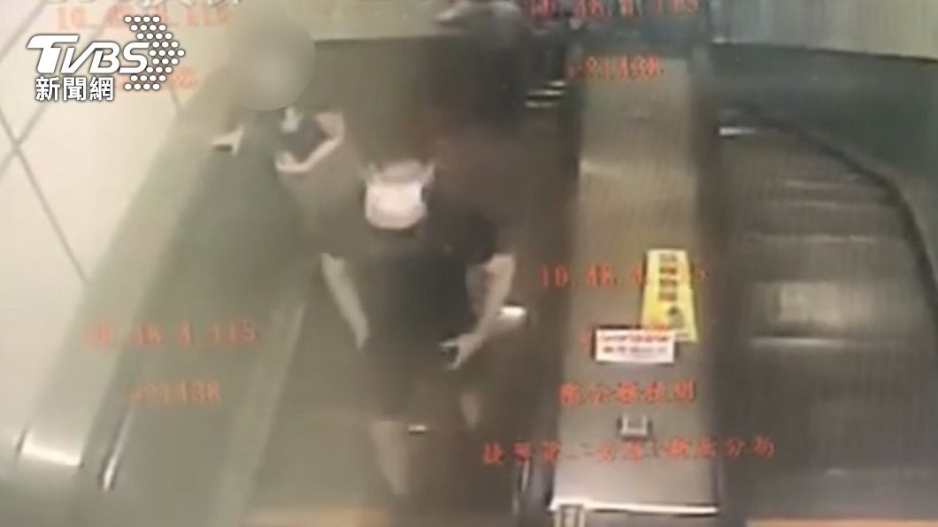 男子偷拍被發現後還裝沒事離開。(圖/TVBS)
