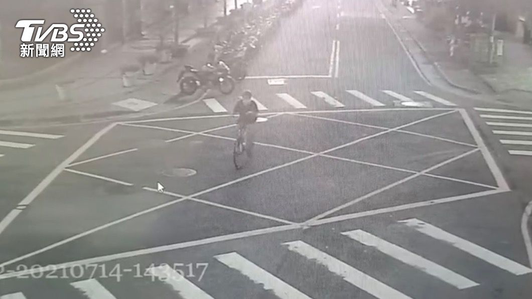 搶匪騎單車逃逸。（圖／TVBS）