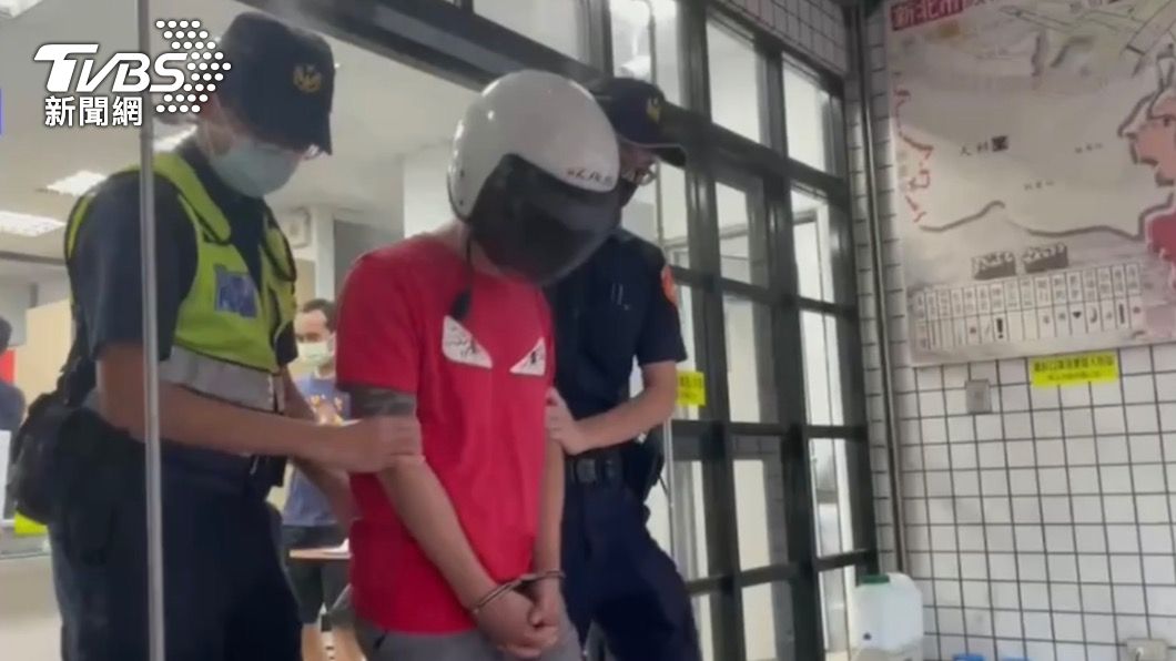搶匪探頭查看警方動向時遭逮。（圖／TVBS）