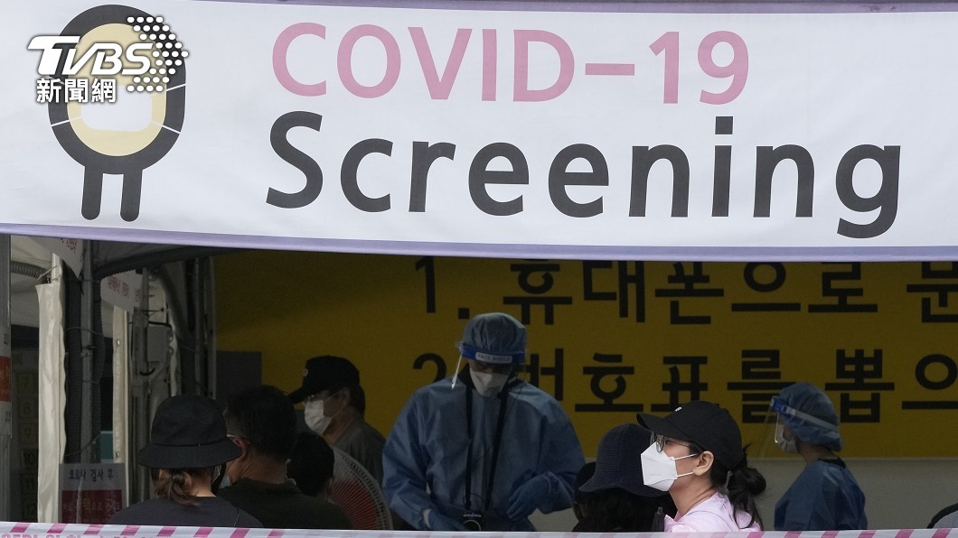 許多首爾民眾戴著口罩來到公衛中心接受檢測。(圖/達志影像美聯社)