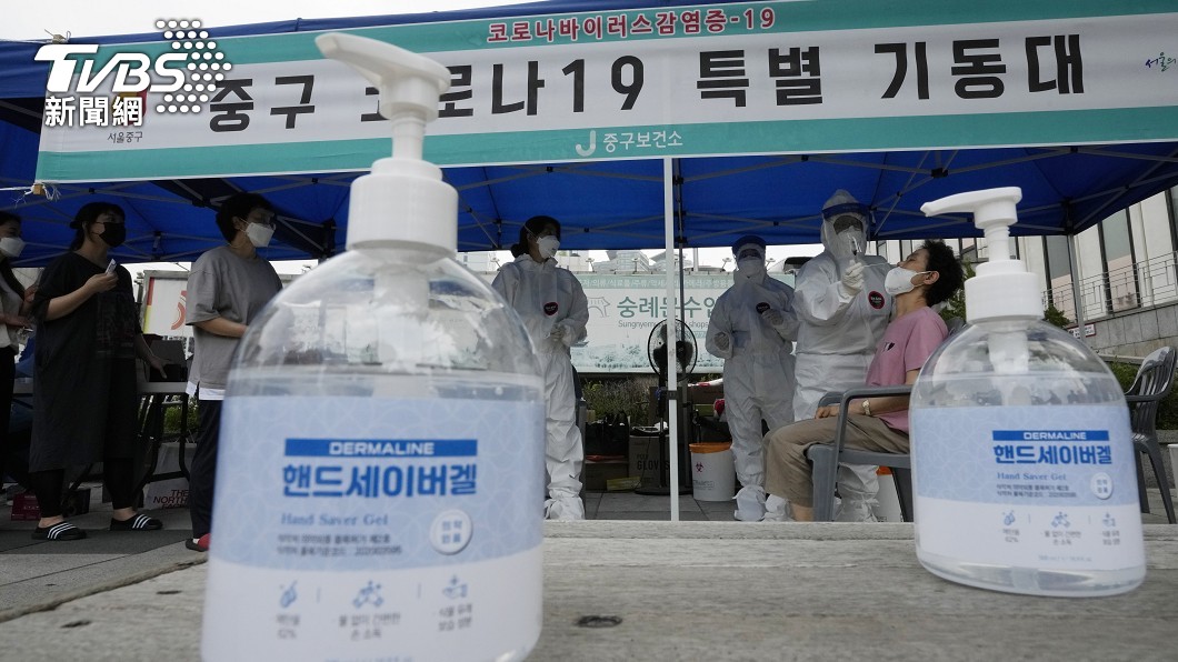 檢測區外也提供酒精等消毒用品讓民眾使用。(圖/達志影像美聯社)