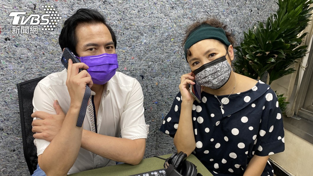 馬國賢(圖左)和謝麗金在疫情期間工作,口罩戴緊緊不敢大意。(圖/艾迪昇傳播提供)