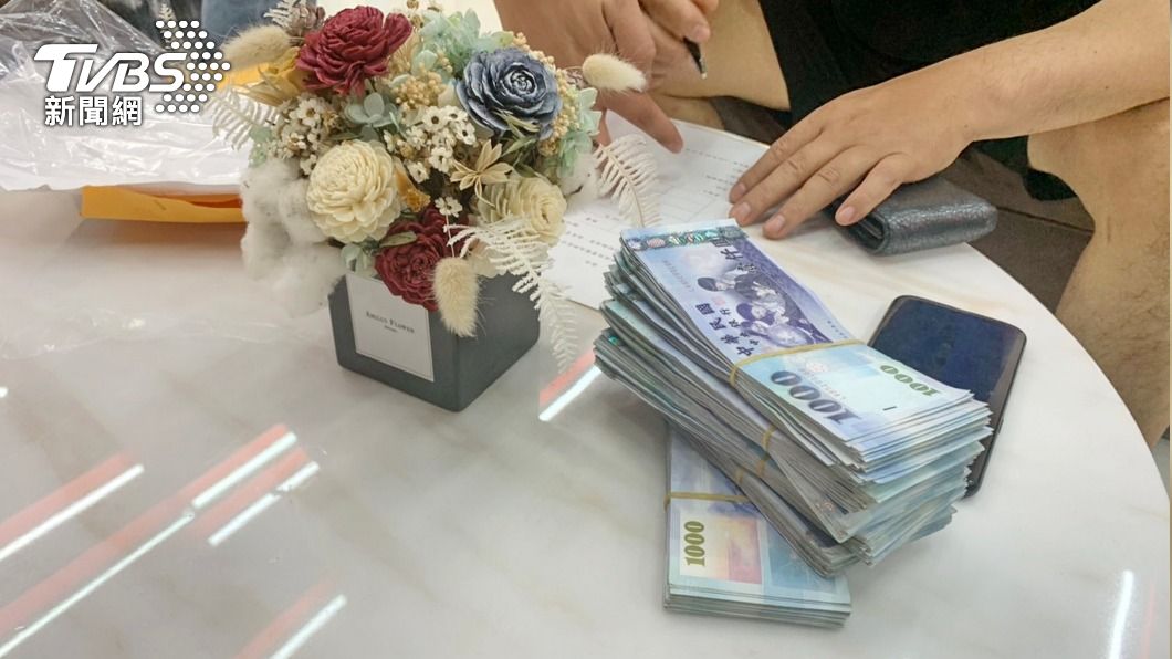 母手尾錢50萬藏棉被　清潔隊員回收拾金不昧報警歸還