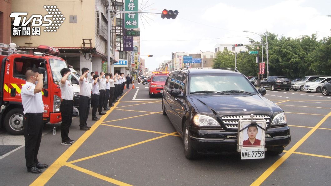 喬友大樓火警殉職消防員追思會　家屬遞陳情信求真相