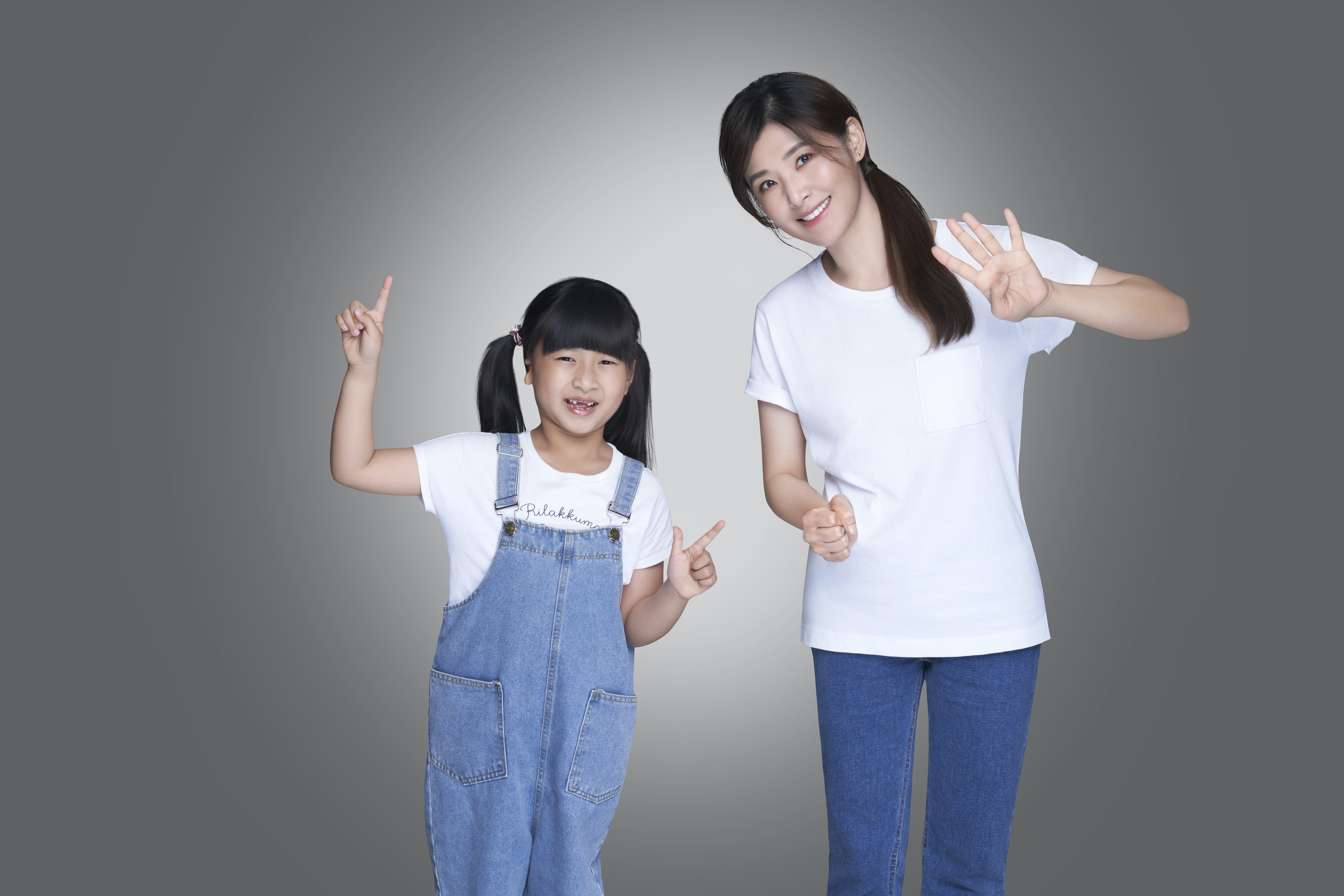 蘇慧倫與患有小耳症的小桐互動。(圖/羅慧夫顱顏基金會提供)