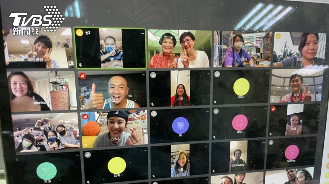 唐美雲看到大家用視訊幫她慶生感動落淚。（圖／唐美雲歌仔戲團提供）