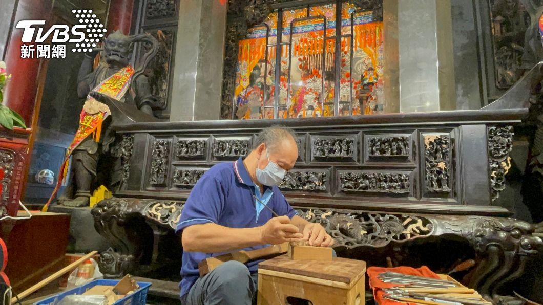 北港朝天宮趁疫情體檢 匠師敲打修復百年香案