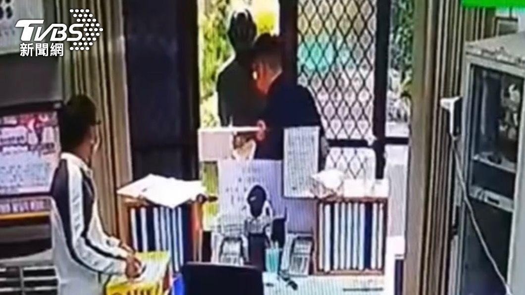 疫苗小黃卡塞口袋飛走!熱心警尋「同名同姓」找到外送員