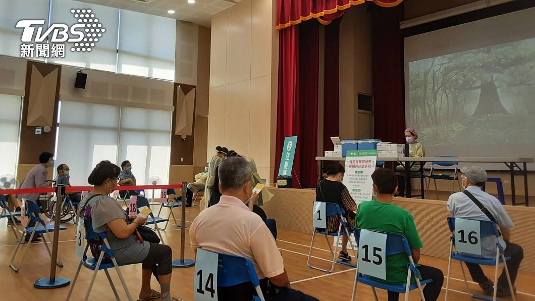 基隆2醫師闖關欲混打疫苗 健保卡一插當場識破
