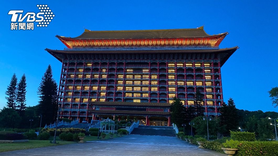 圓山飯店點燈「台愛日」。(圖/圓山大飯店提供)
