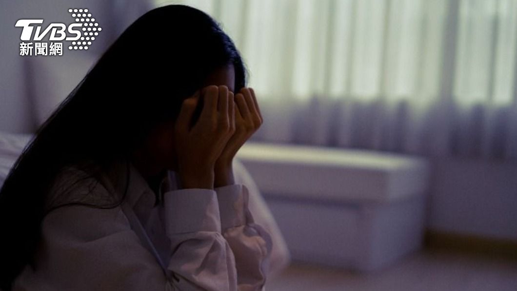 挨揍3年不離婚!人妻蹲路邊爆哭「老公太帥」:離不開他