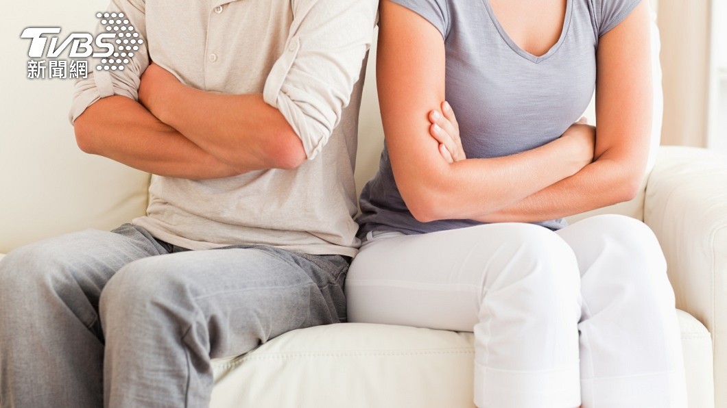 人妻埋怨每次和婆婆有爭執,丈夫從未幫她說話。(示意圖/shutterstock達志影像)