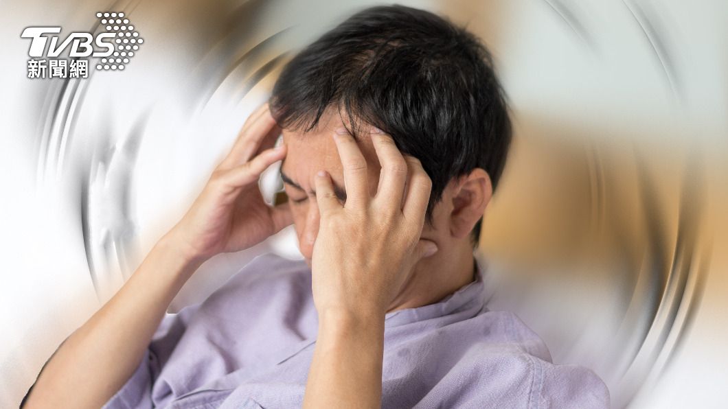 病患頭痛症狀遲遲未好轉,吃藥也沒有效。(示意圖/Shutterstock達志影像)