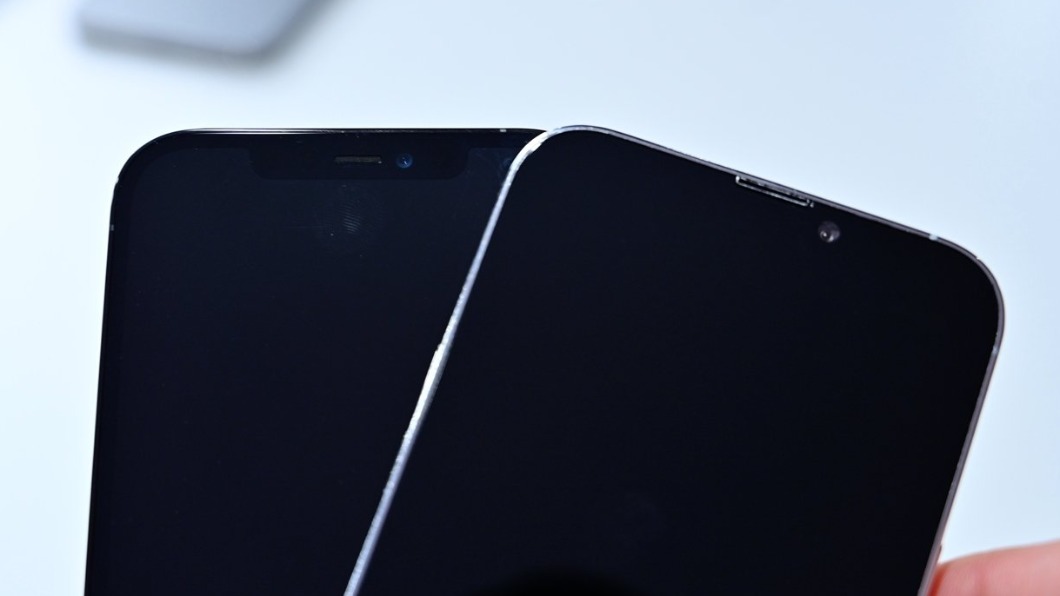 iPhone 12 Pro Max(左)與iPhone 13 Pro Max(右)比較。(圖/翻攝自《Appleinsider》)