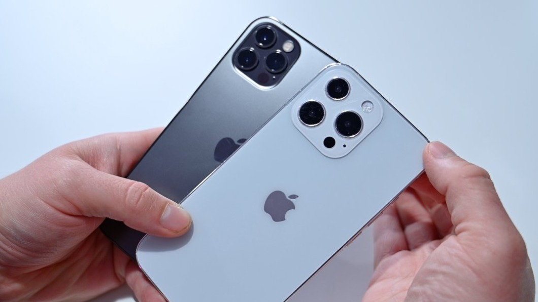 iPhone 12 Pro(左)與iPhone 13 Pro(右)比較,13的相機模組放大了一些。(圖/翻攝自《Appleinsider》)