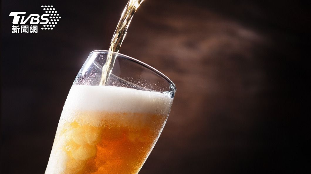 飲酒過量易提高食道癌、肝癌等罹患風險。(示意圖/shutterstock達志影像)