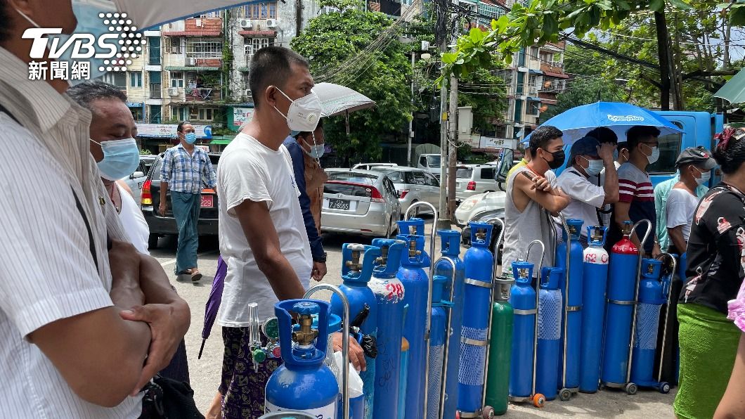 緬甸民眾拿著自己的氧氣瓶排隊充氧。(圖/達志影像美聯社)