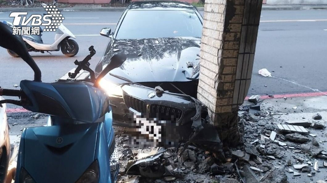 張男駕駛BMW汽車,疑似為閃狗衝撞民宅,車頭與民宅騎樓樑柱嚴重毀損。(圖/警方提供)