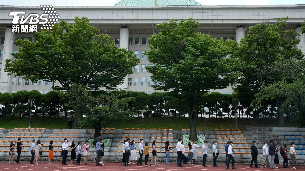 南韓政府擴大篩檢,採檢站外見民眾排隊等待。(圖/達志影像美聯社)