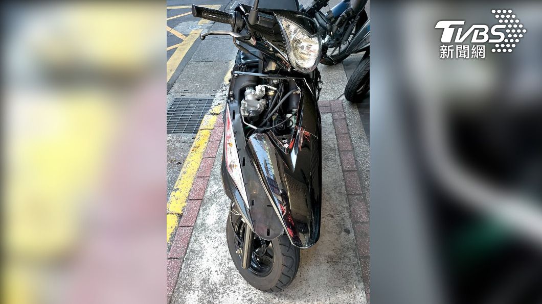 衝撞郵筒的機車。(圖/TVBS)