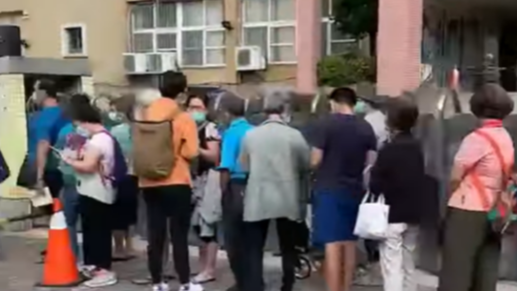扯!台南打疫苗爆多人 她騎車2分鐘才看到隊伍頭