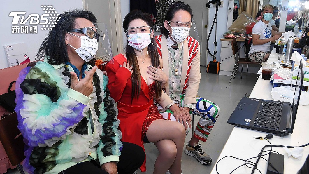 (圖左起)沈文程、王彩樺和黃鐙輝復工錄影。(圖/華視提供)