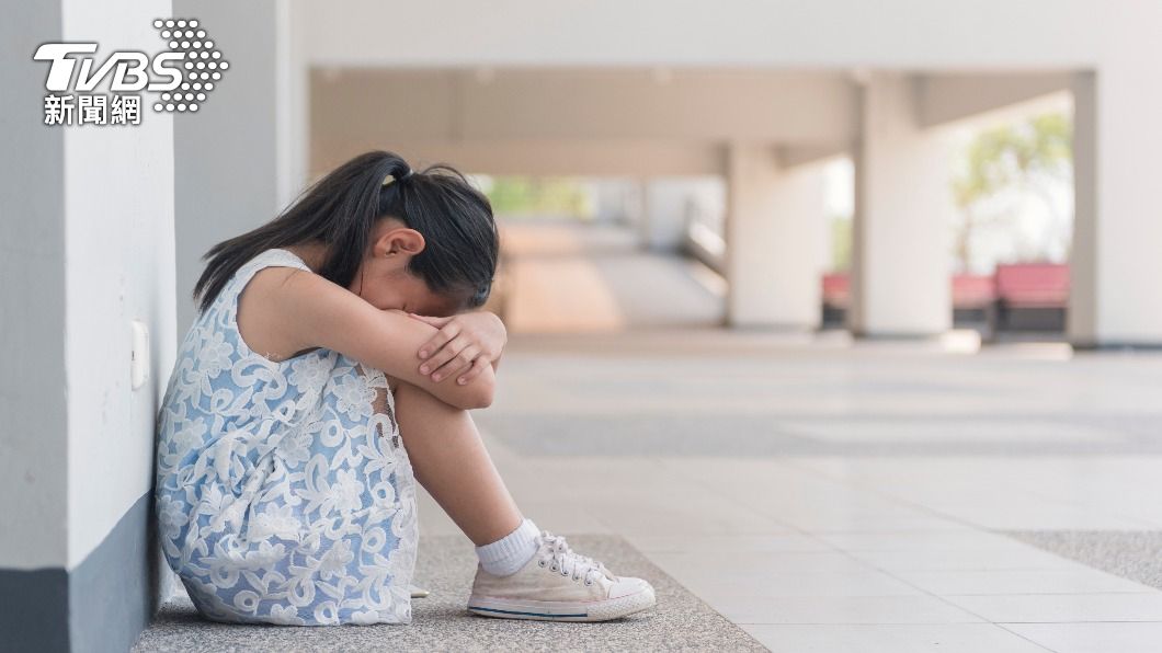 不同年齡層,表達憂鬱方式也不同。(示意圖/shutterstock達志影像)