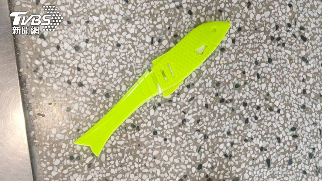 鄭男持水果刀至加油站搶奪財物。(圖/警方提供)