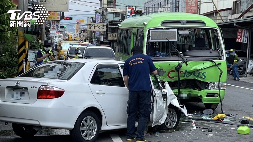 台中霧峰自小客車逆向撞公車　釀1死1傷