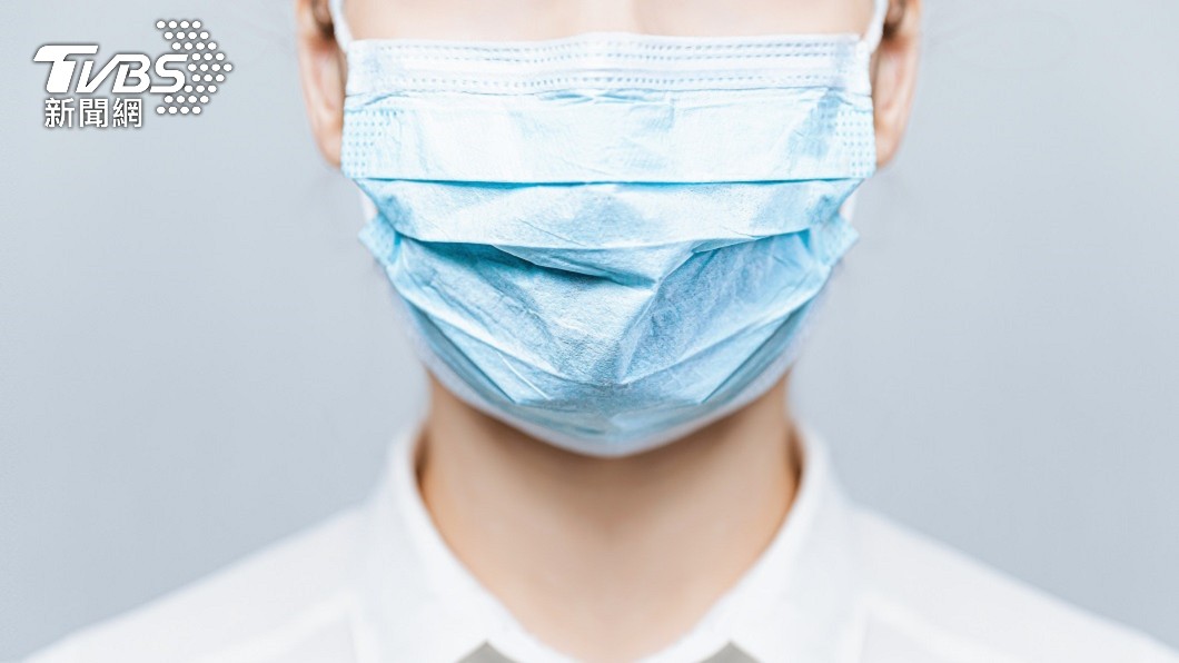 男子急忙下樓開門忘了戴口罩被女鄰居指責 。(示意圖/shutterstock達志影像)