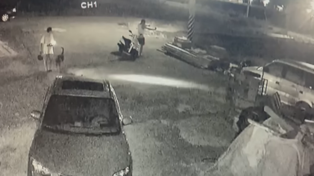 黃姓員警騎車持彈弓射狗。(圖/翻攝自爆料公社公開版臉書)