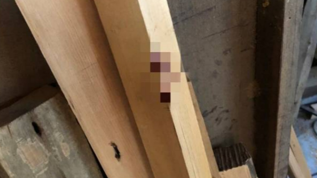 木料上留有黃姓員警毆人後的血跡。(圖/黃姓屋主提供)
