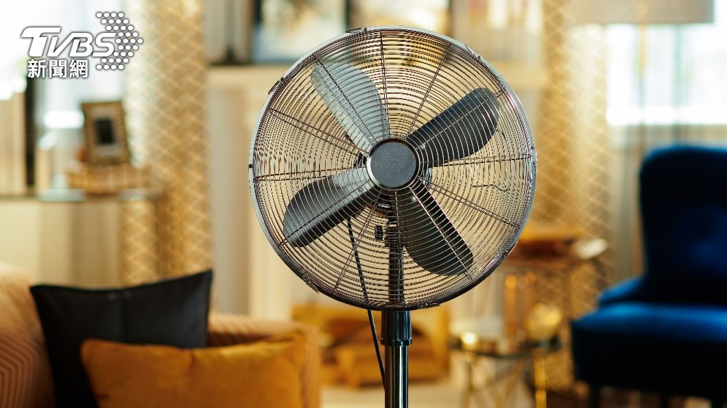 夏日來臨，有些人為省電，只開電風扇。（示意圖／shutterstock達志影像）