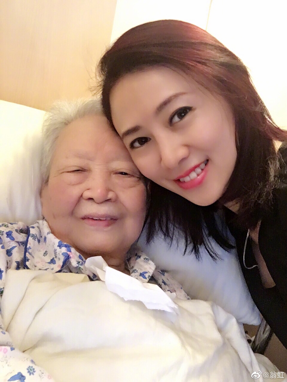 翁虹不捨沒見到媽媽最後一面。(圖/翻攝自翁虹微博)