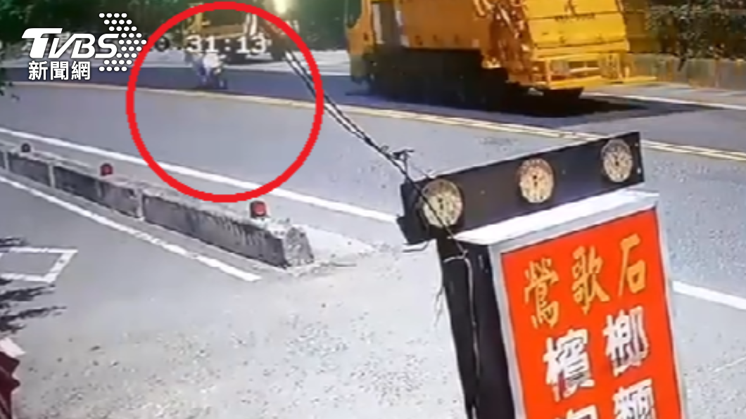 女子過彎後衝到對向車道。(圖/TVBS)