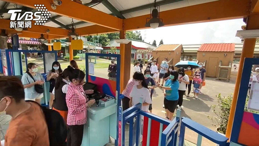 727降級!遊樂園、風景區人數放寬「免預約」